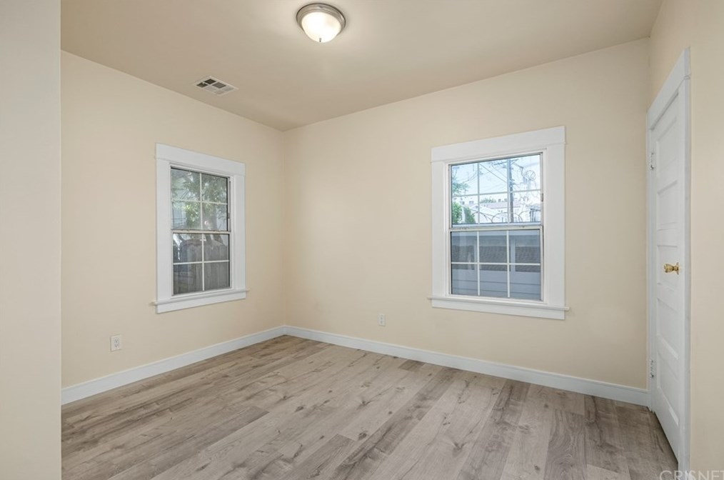 521 Heliotrope Dr, Los Angeles CA  90004-2905 exterior