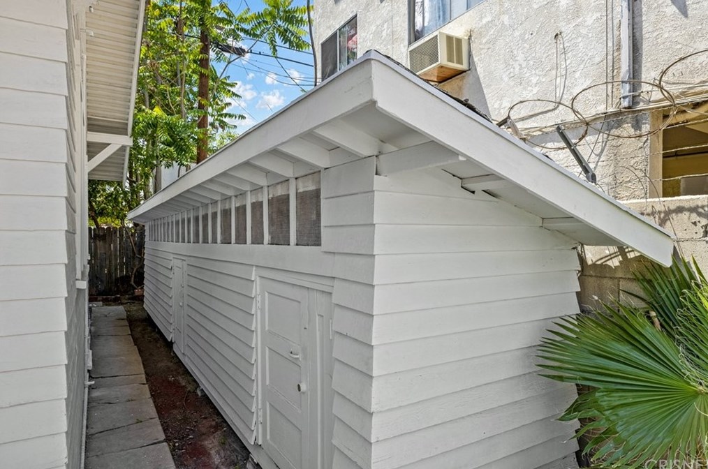 521 Heliotrope Dr, Los Angeles CA  90004-2905 exterior