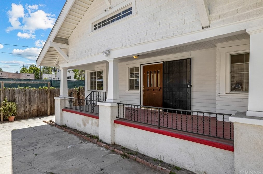521 Heliotrope Dr, Los Angeles CA  90004-2905 exterior
