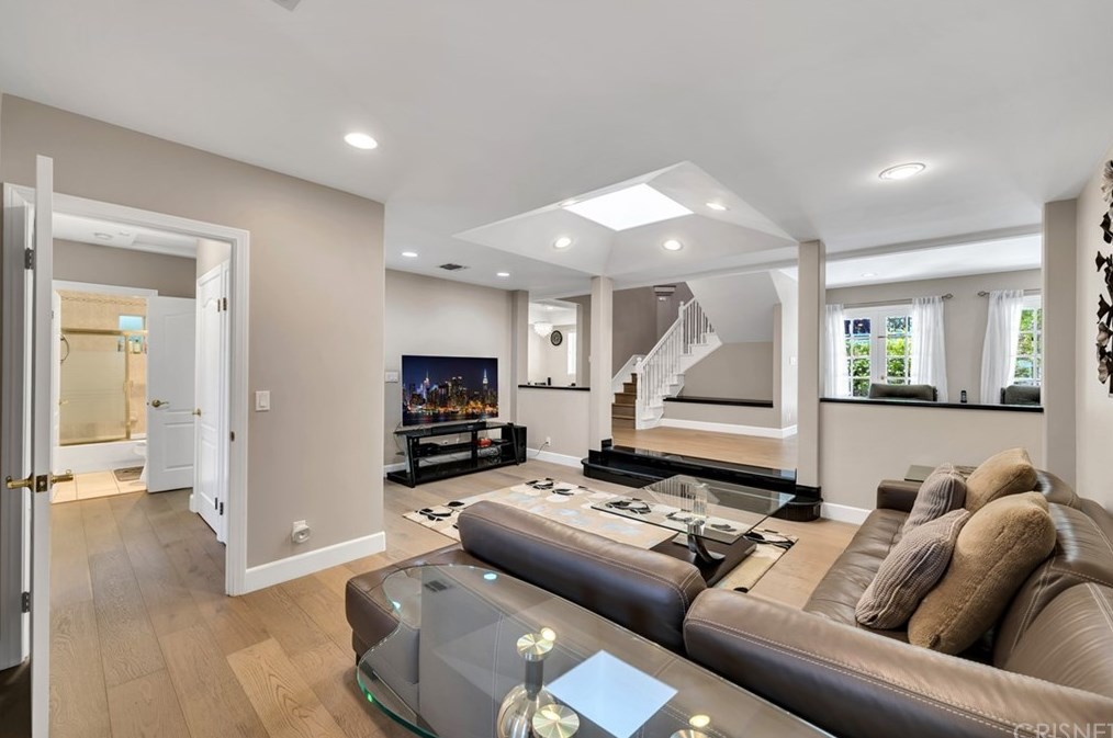 4935 Chimineas Ave, Los Angeles, CA 91356-4301