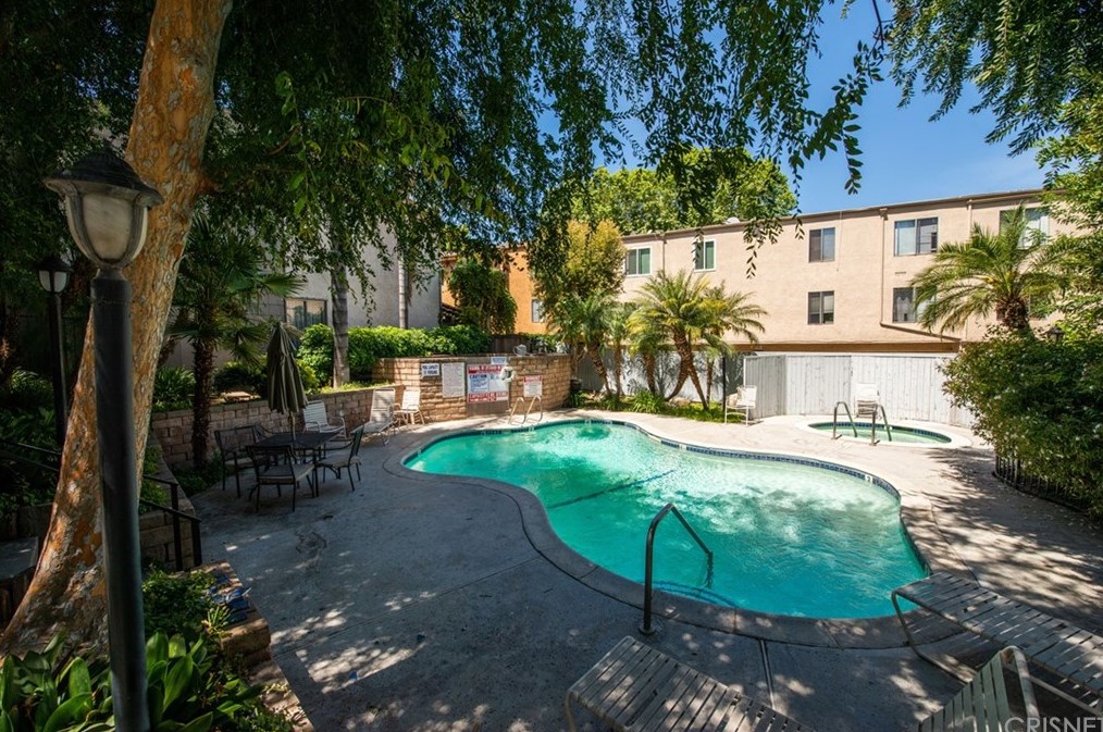 18316 Hatteras St, Los Angeles CA  91356-1663 exterior