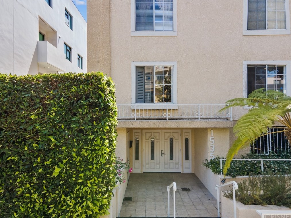 1535 Bentley Ave, Los Angeles CA  90025-3320 exterior