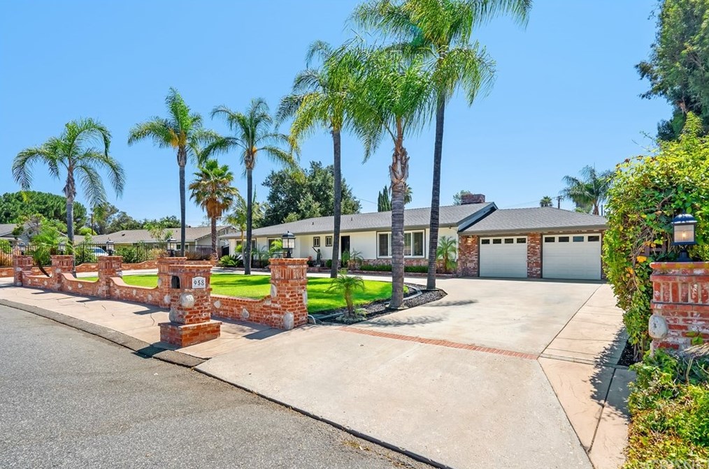 958 Waverly Heights Dr, Thousand Oaks, CA 91360-5049