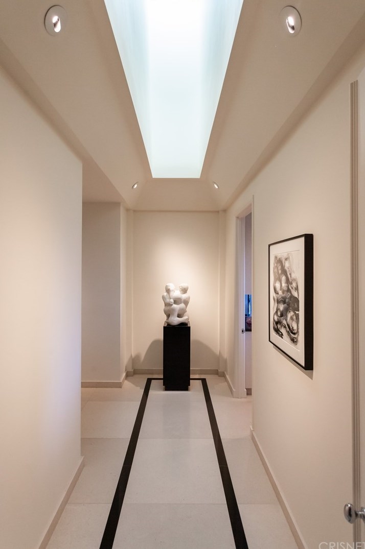 3111 Stone Oak Dr, Los Angeles CA  90049-1180 exterior