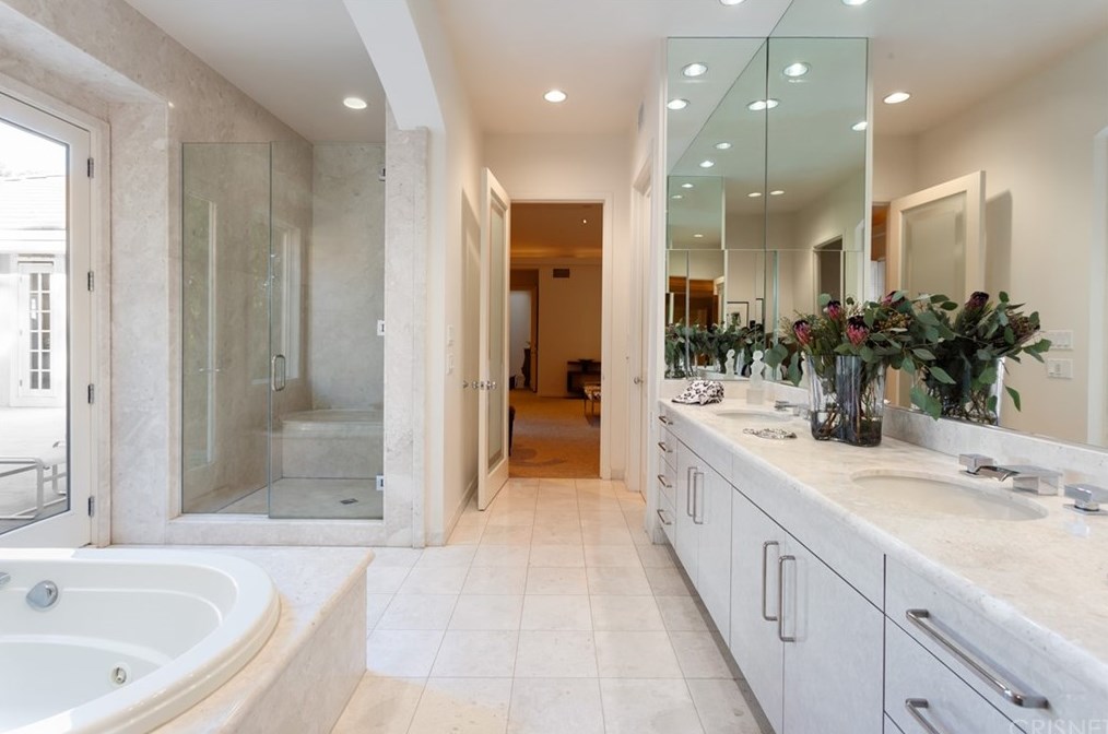 3111 Stone Oak Dr, Los Angeles CA  90049-1180 exterior