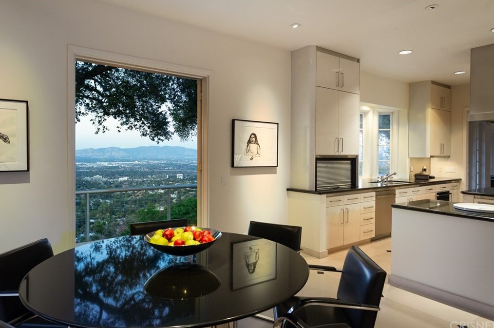3111 Stone Oak Dr, Los Angeles CA  90049-1180 exterior
