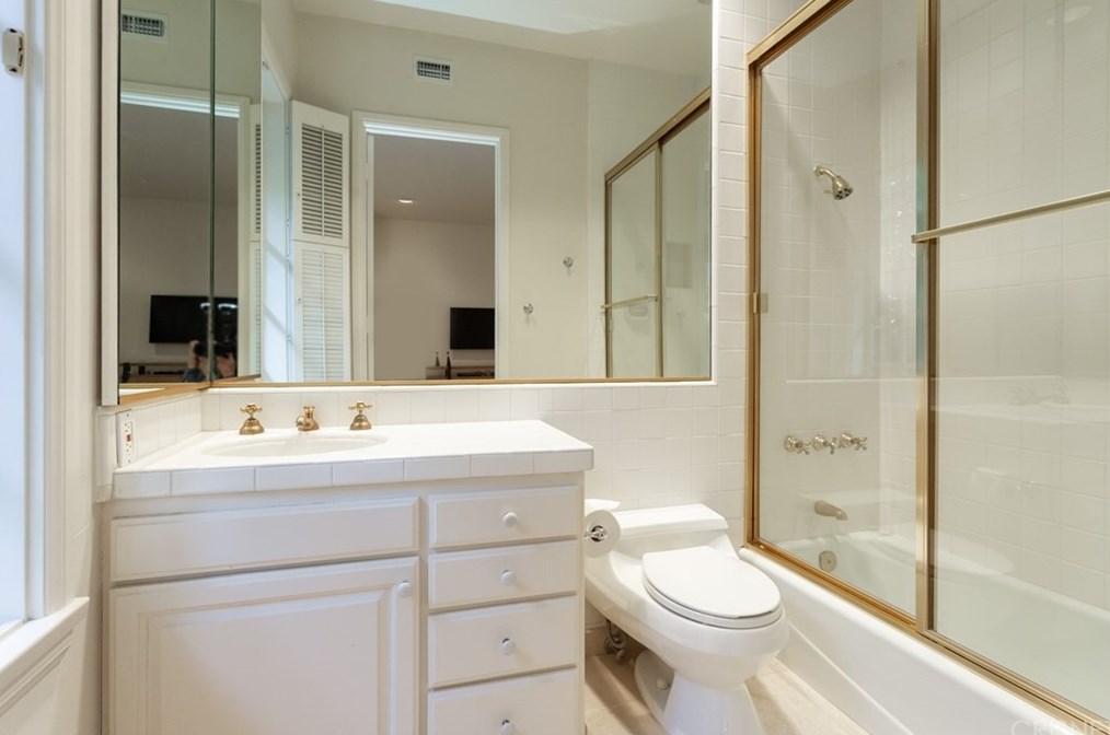 3111 Stone Oak Dr, Los Angeles CA  90049-1180 exterior