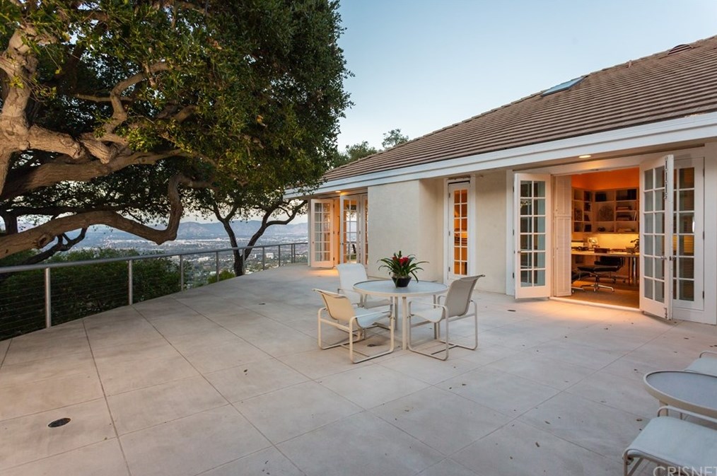 3111 Stone Oak Dr, Los Angeles CA  90049-1180 exterior