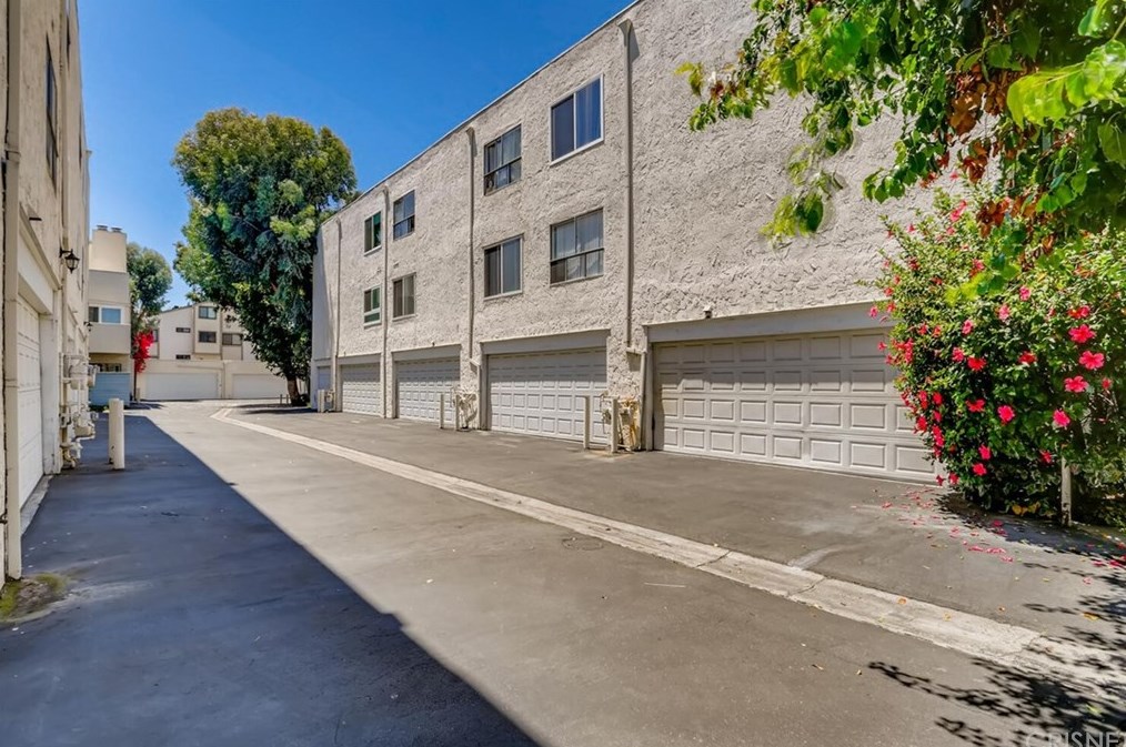 18411 Hatteras St, Los Angeles CA  91356-1961 exterior