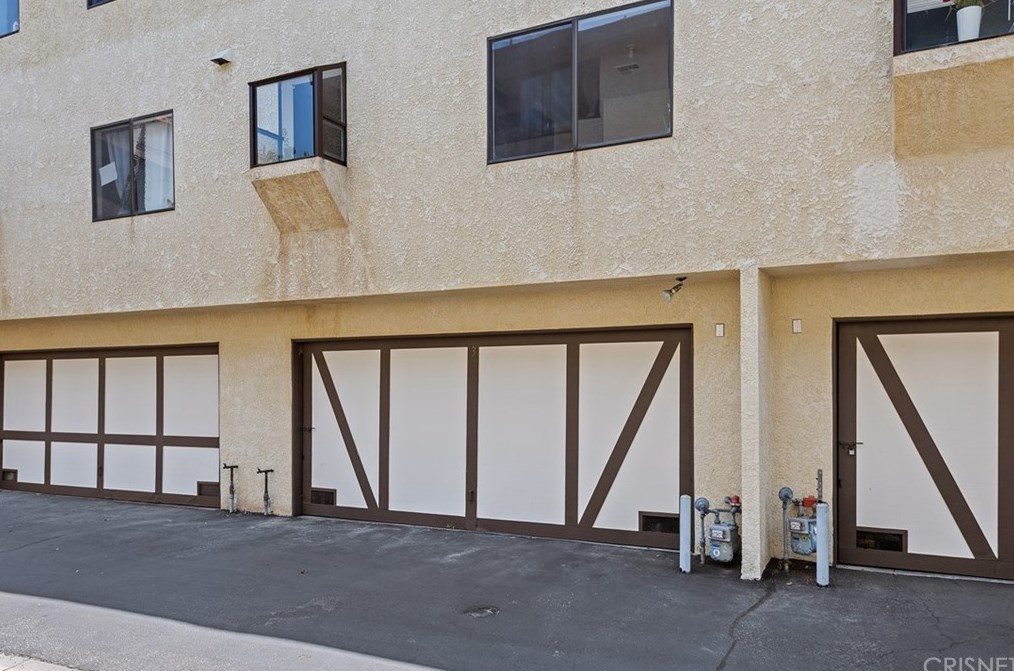 21121 Lassen St, Chatsworth CA  91311-6821 exterior