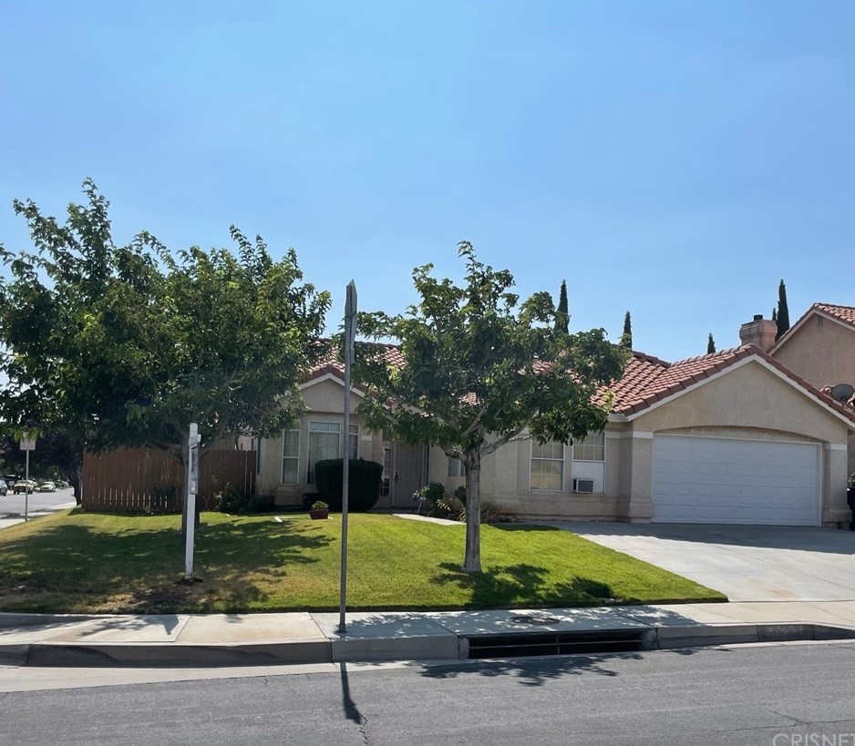 42456 57th St, Lancaster CA  93536-4427 exterior