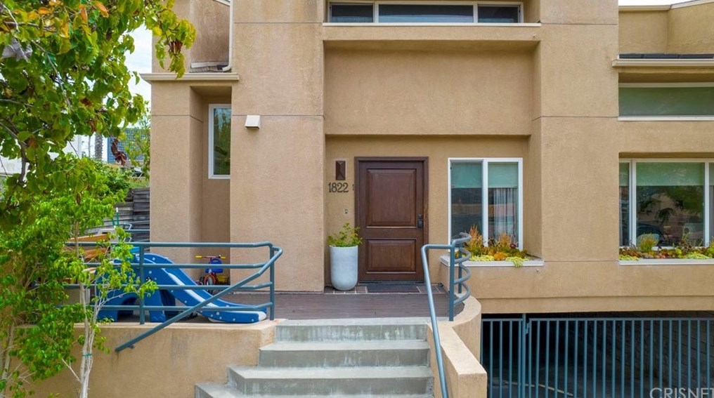 1822 Pandora Ave, Los Angeles, CA 90025-5174
