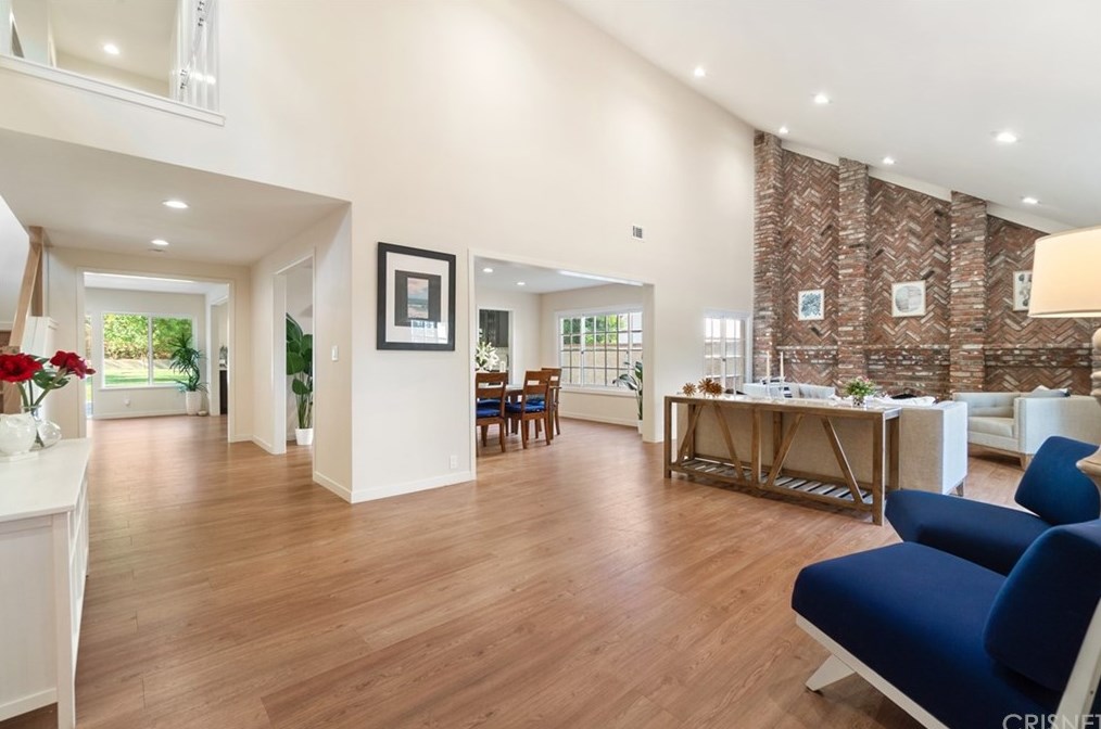 19623 Hiawatha St, Chatsworth, CA 91311-1923
