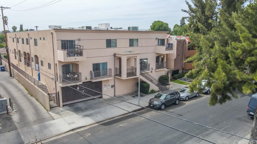 7223 Baird Ave, Los Angeles, CA 91335-8169