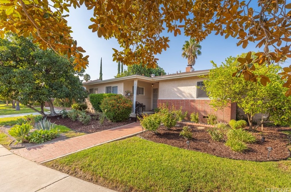 19531 Calvert St, Los Angeles, CA 91335-6533