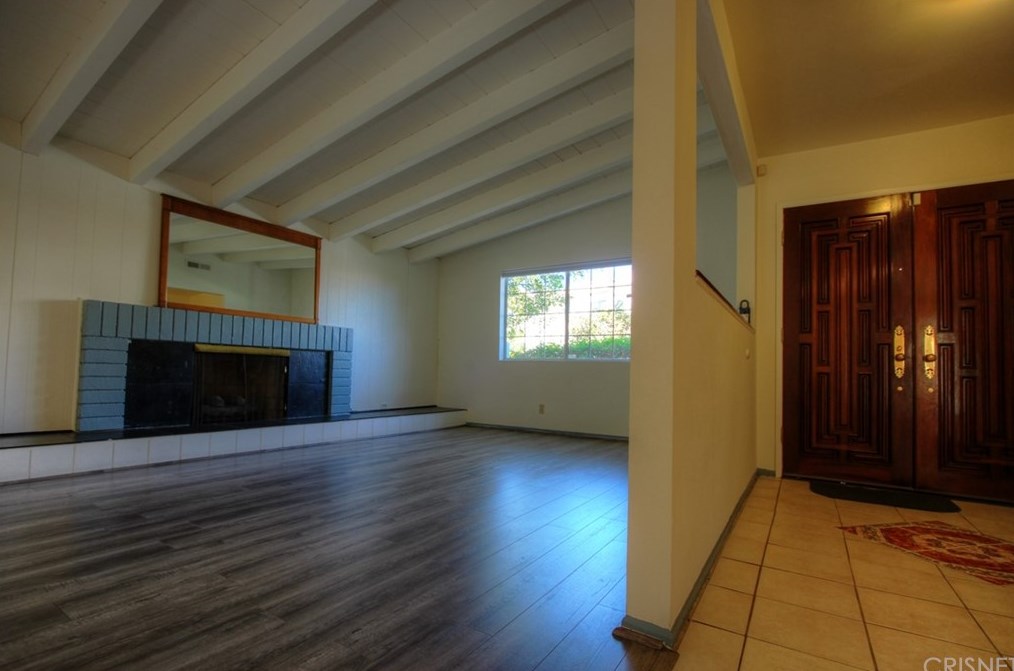 18700 Redwing St, Los Angeles CA  91356-3316 exterior