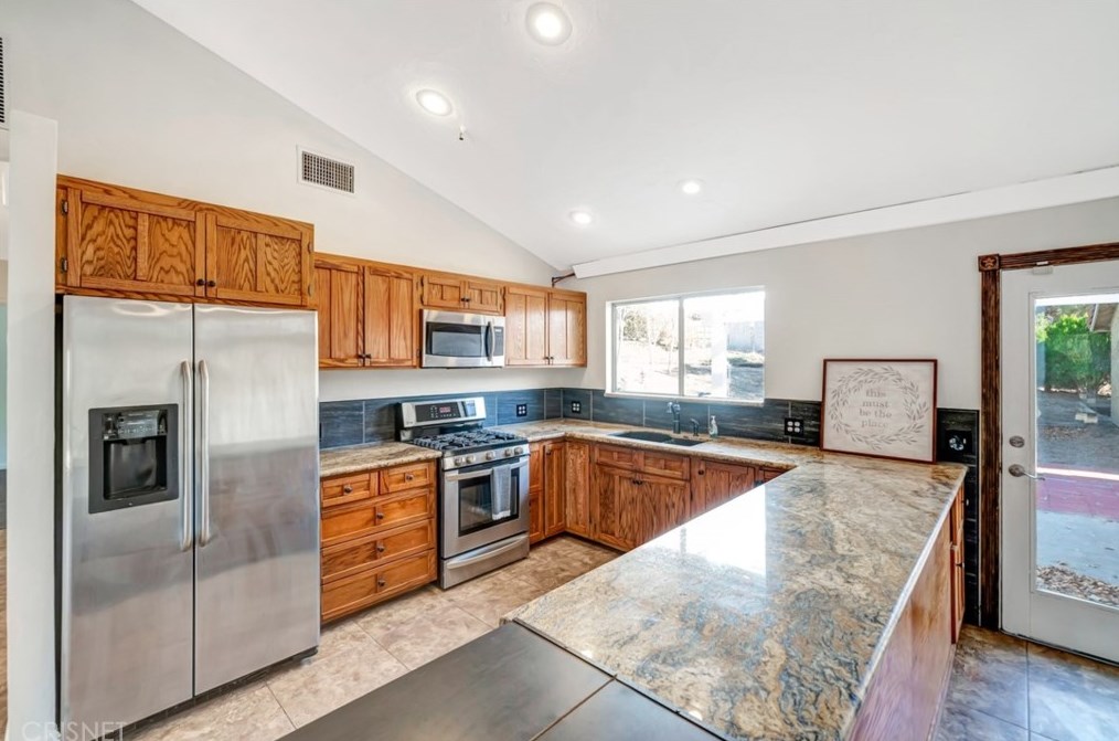 8545 Calva St, Palmdale CA  93551-7230 exterior