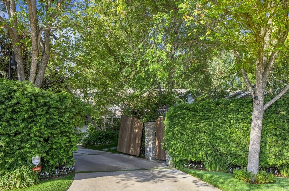 19012 Dorlon Dr, Los Angeles, CA 91356-5051