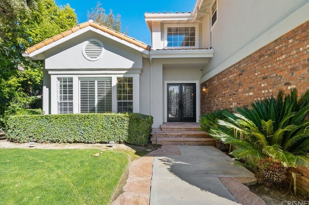 22107 Cairnloch St, Calabasas, CA 91302-5887
