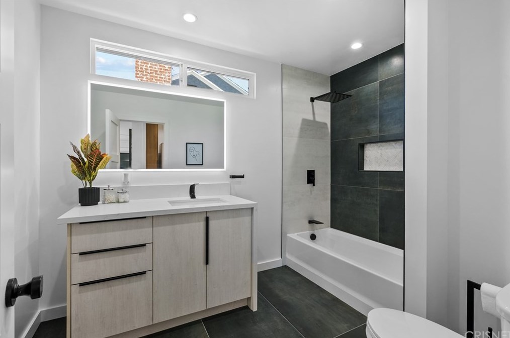 3826 Degnan Blvd, Los Angeles CA  90008-1931 exterior