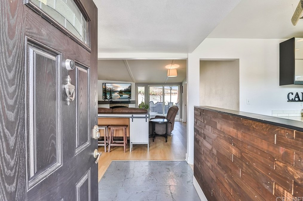 19421 Hemmingway St, Los Angeles, CA 91335-1639