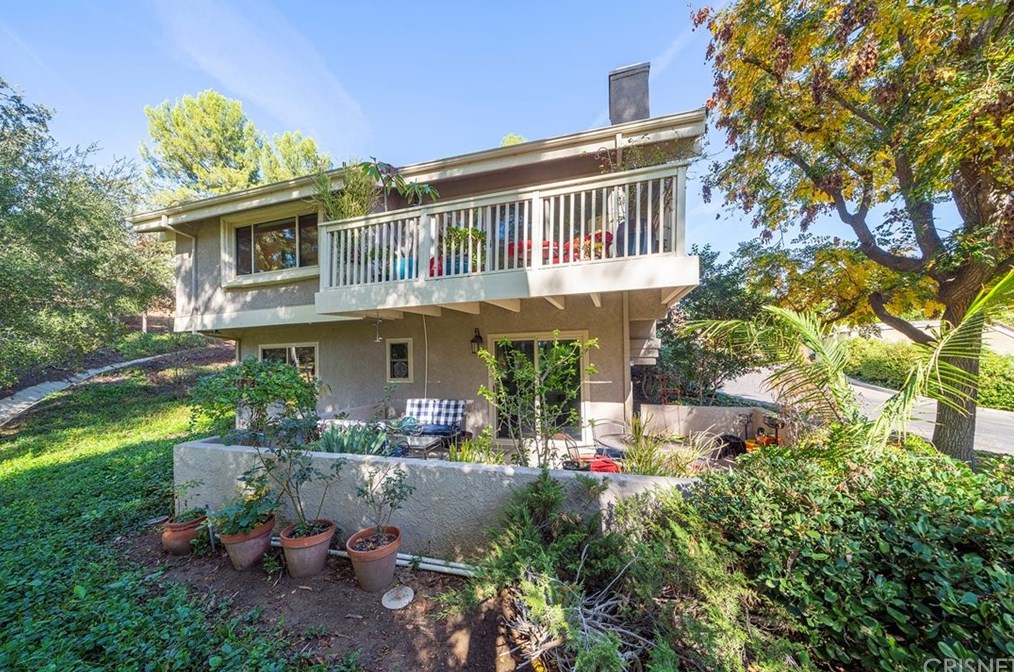 211 Calle Fanillia, Calabasas, CA 91377