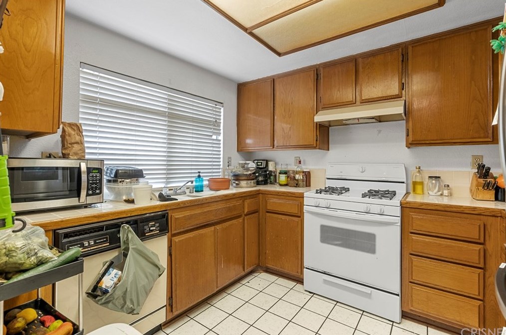 14143 Long View Dr, Fontana, CA 92337-8362