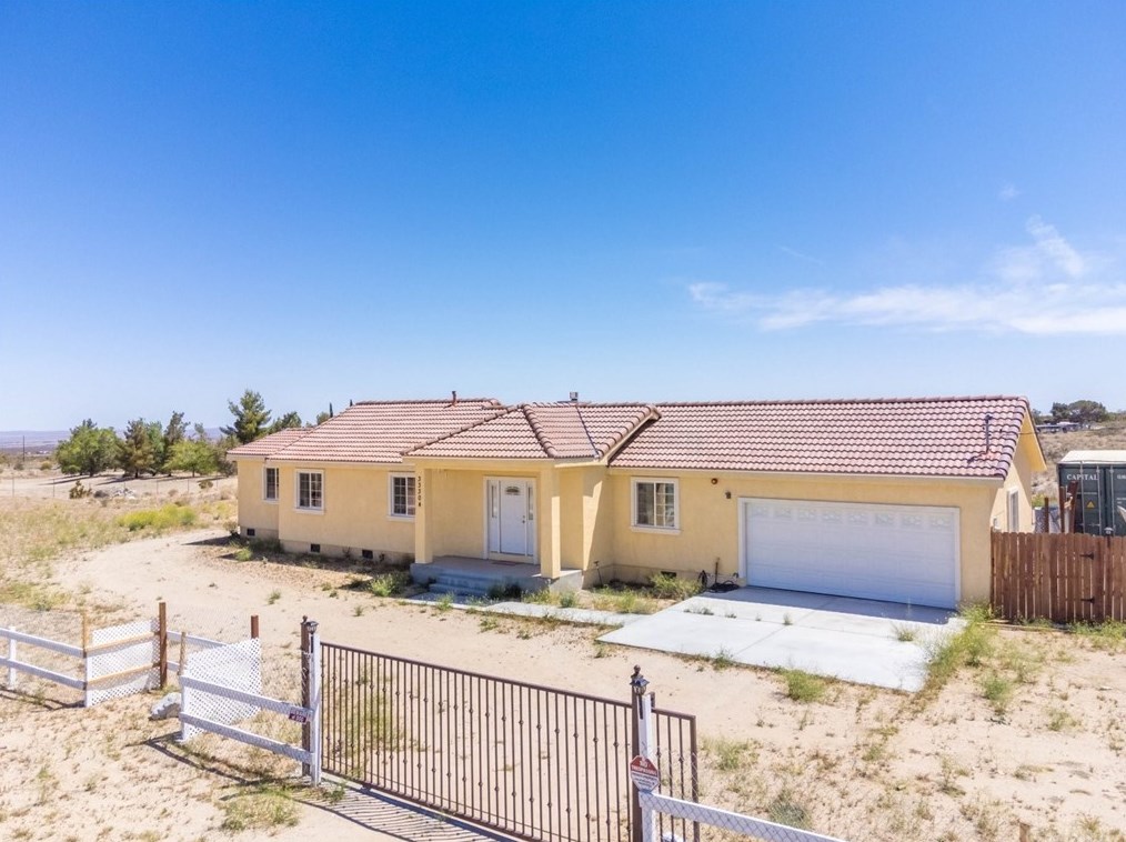 33304 165th St, Crystalaire, CA 93544