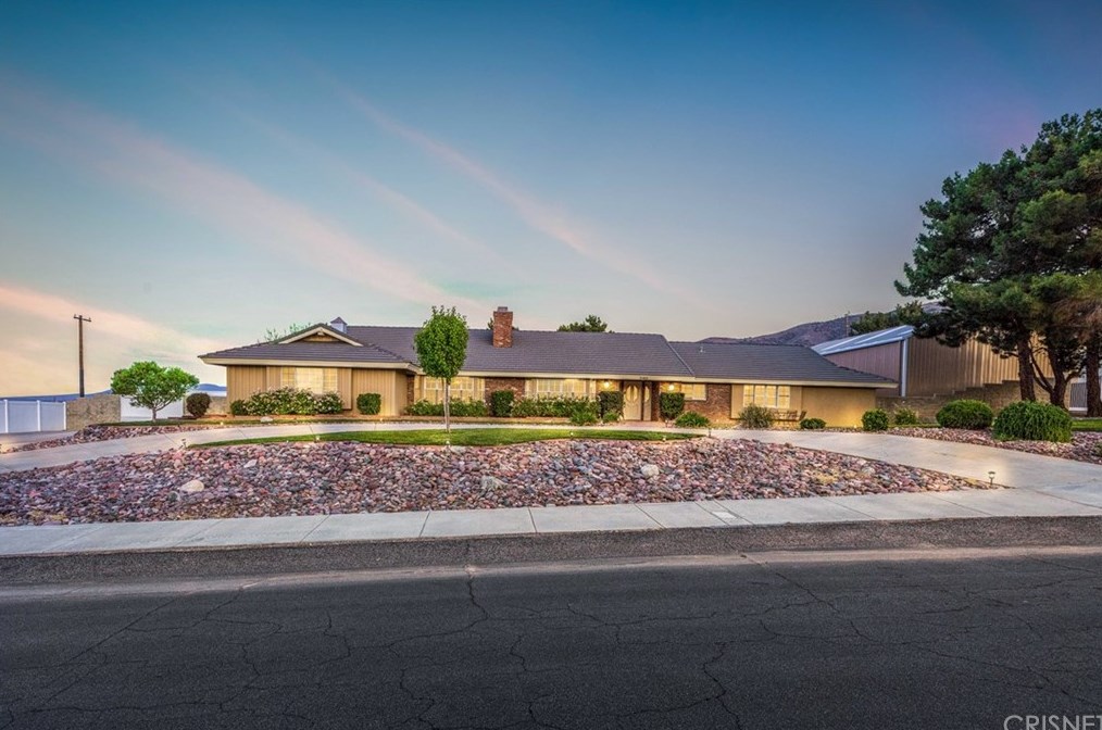 1140 Hernandez Dr, Palmdale, CA 93551-7824