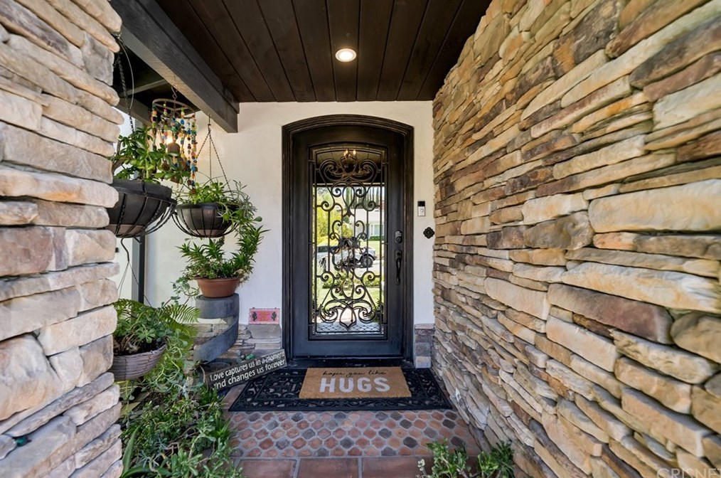 26047 Redbluff Dr, Calabasas, CA 91302-1072