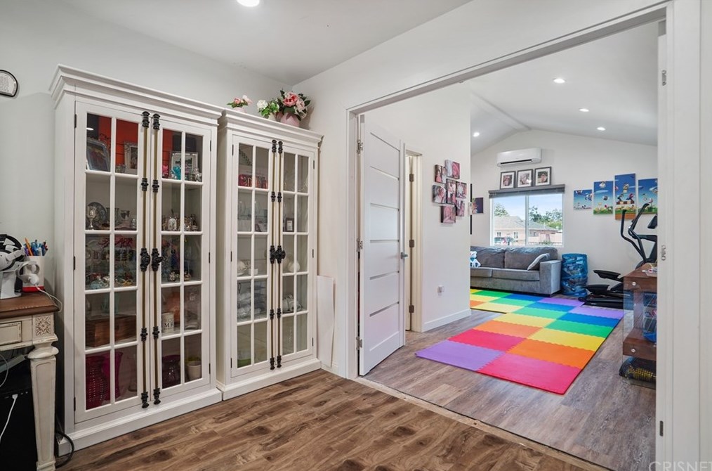 8042 Newcastle Ave, Los Angeles CA  91335-3249 exterior