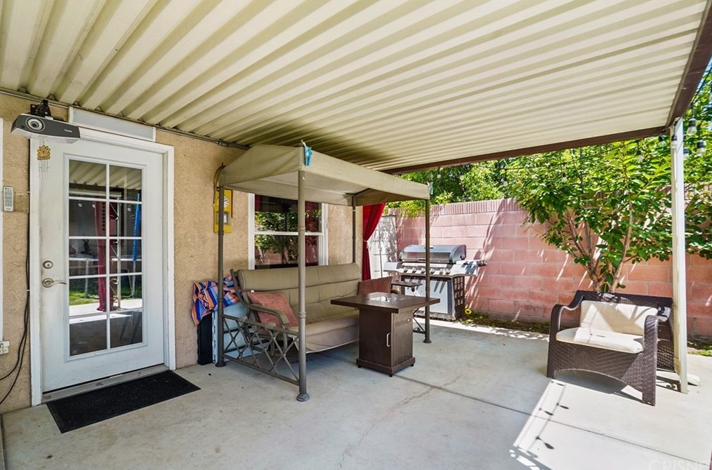 8042 Newcastle Ave, Los Angeles CA  91335-3249 exterior
