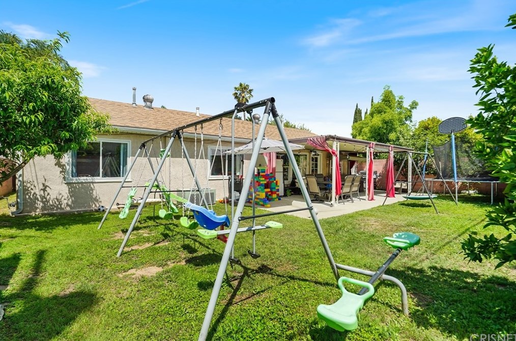8042 Newcastle Ave, Los Angeles CA  91335-3249 exterior