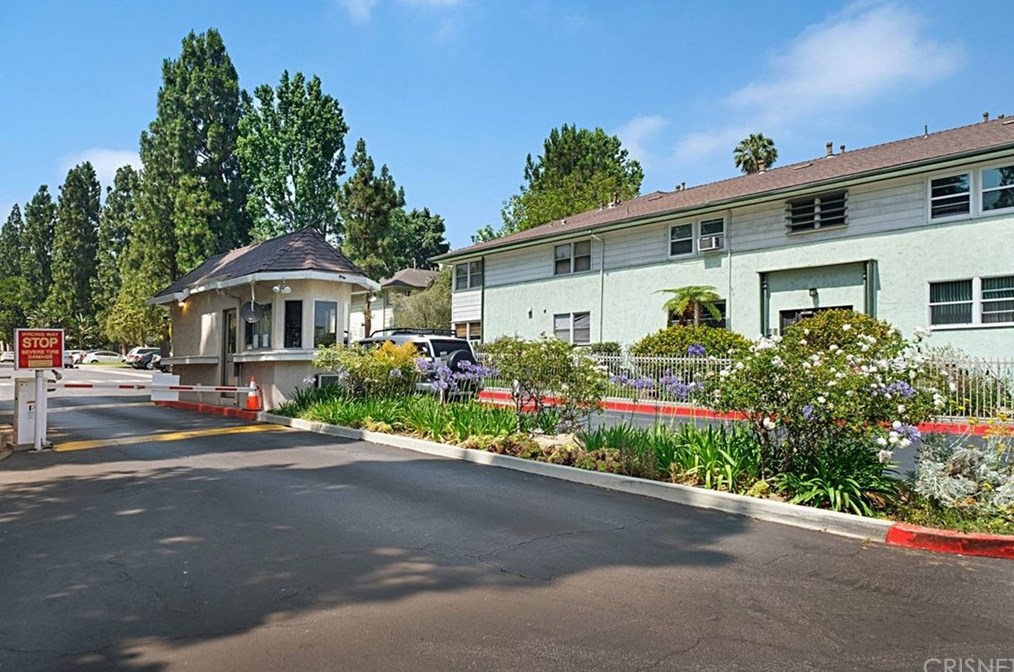 5811 Bowcroft St, Los Angeles CA  90016-4942 exterior