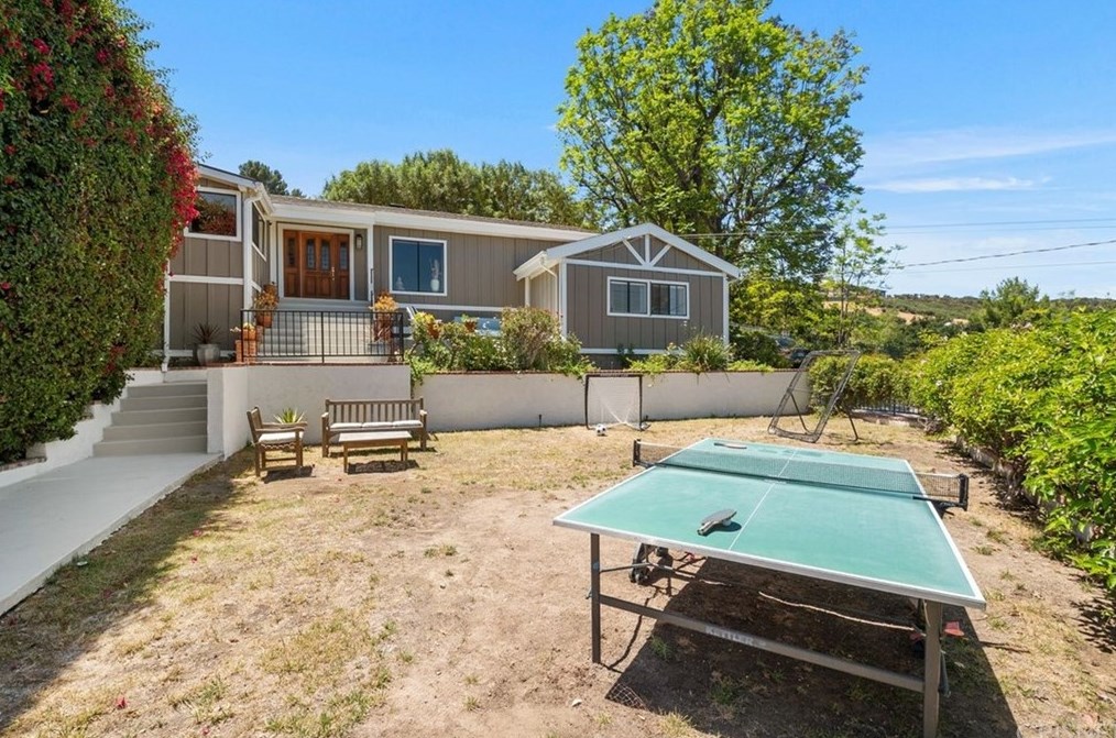 23502 Summit Dr, Calabasas, CA 91302