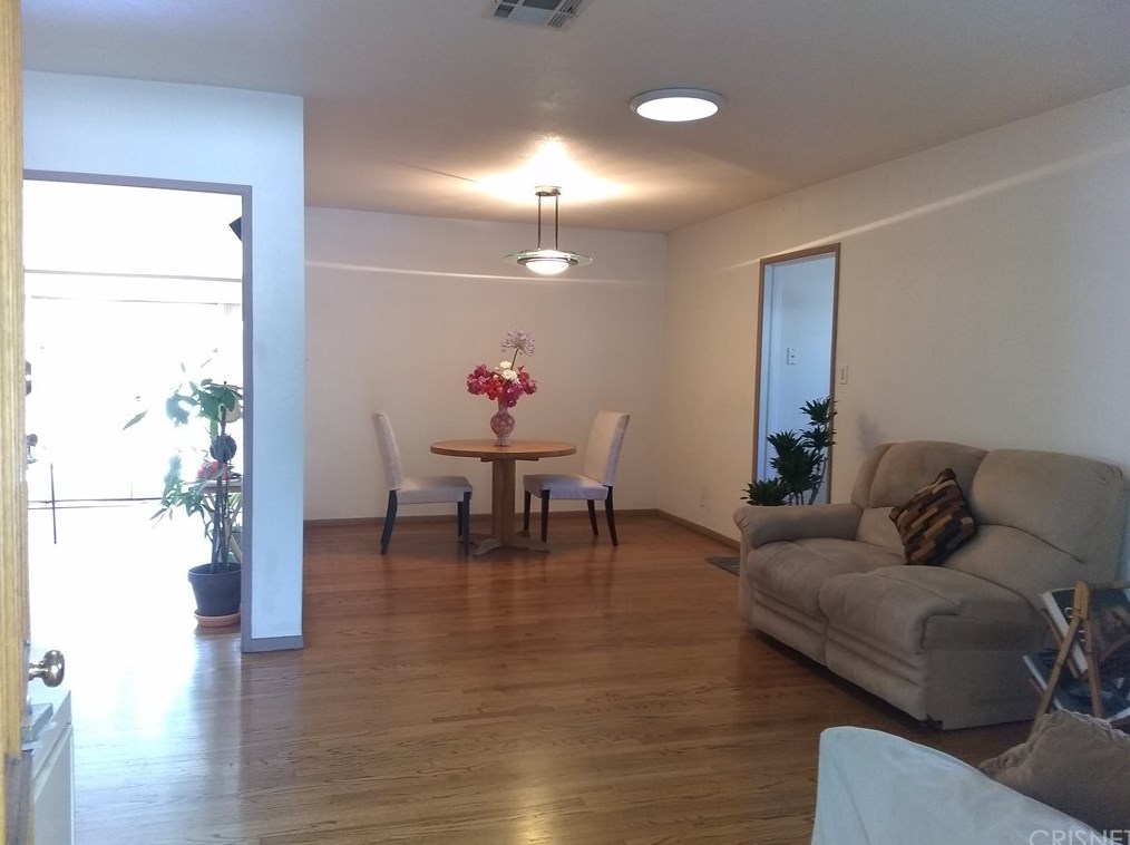 6844 Hesperia Ave, Los Angeles, CA 91335-4604