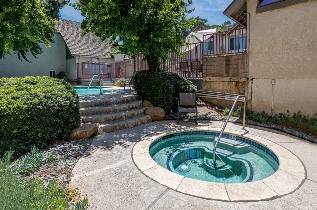 18631 Collins St, Los Angeles CA  91356-2139 exterior