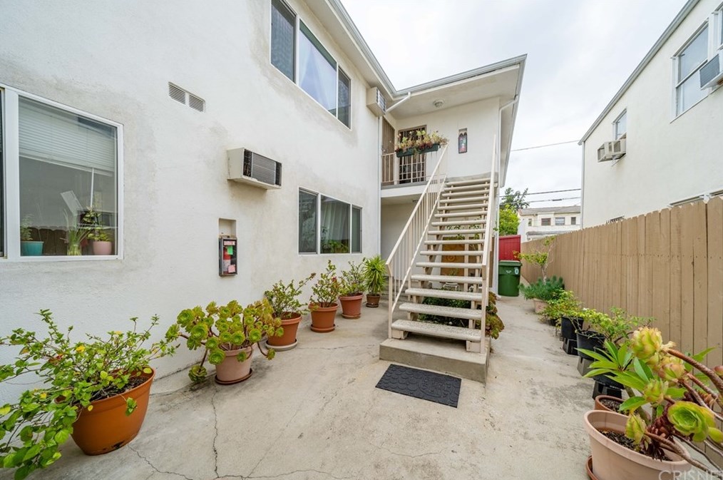 8312 Blackburn Ave, Los Angeles CA  90048-4261 exterior