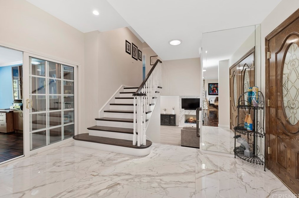 19533 Valdez Dr, Los Angeles, CA 91356-4946