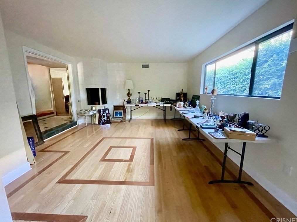 18222 Erwin St, Los Angeles, CA 91335-7024