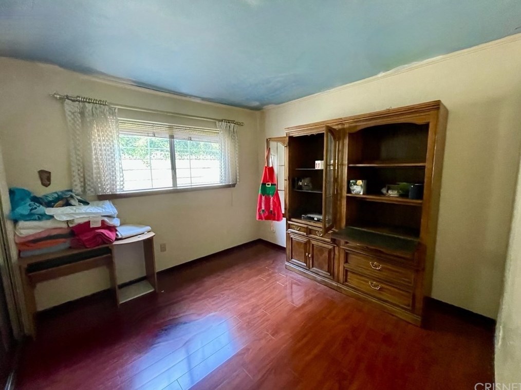 18222 Erwin St, Los Angeles CA  91335-7024 exterior