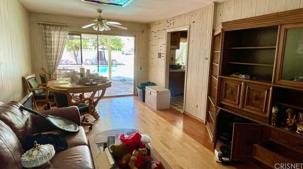 18222 Erwin St, Los Angeles CA  91335-7024 exterior