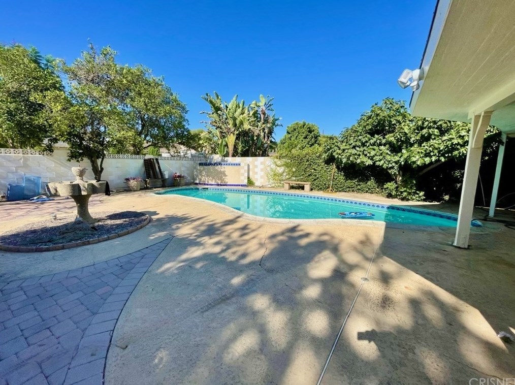 18222 Erwin St, Los Angeles CA  91335-7024 exterior