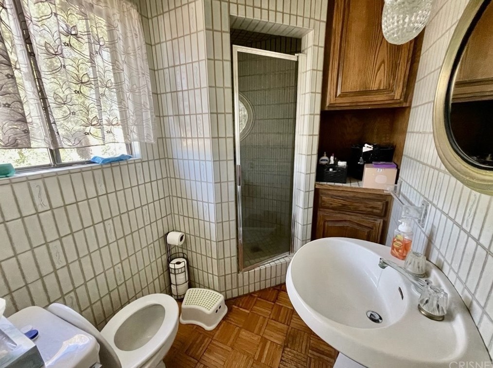 18222 Erwin St, Los Angeles CA  91335-7024 exterior