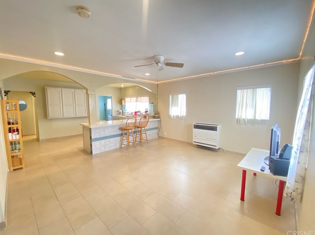 925 59th Dr, Los Angeles, CA 90044-5501