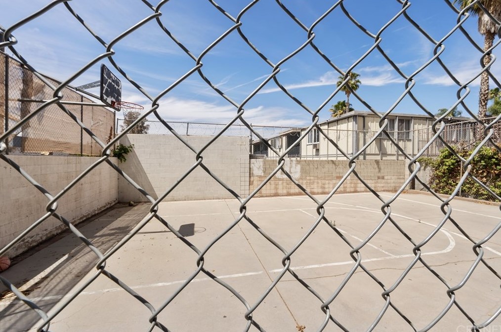 18547 Collins St, Los Angeles CA  91356-2227 exterior