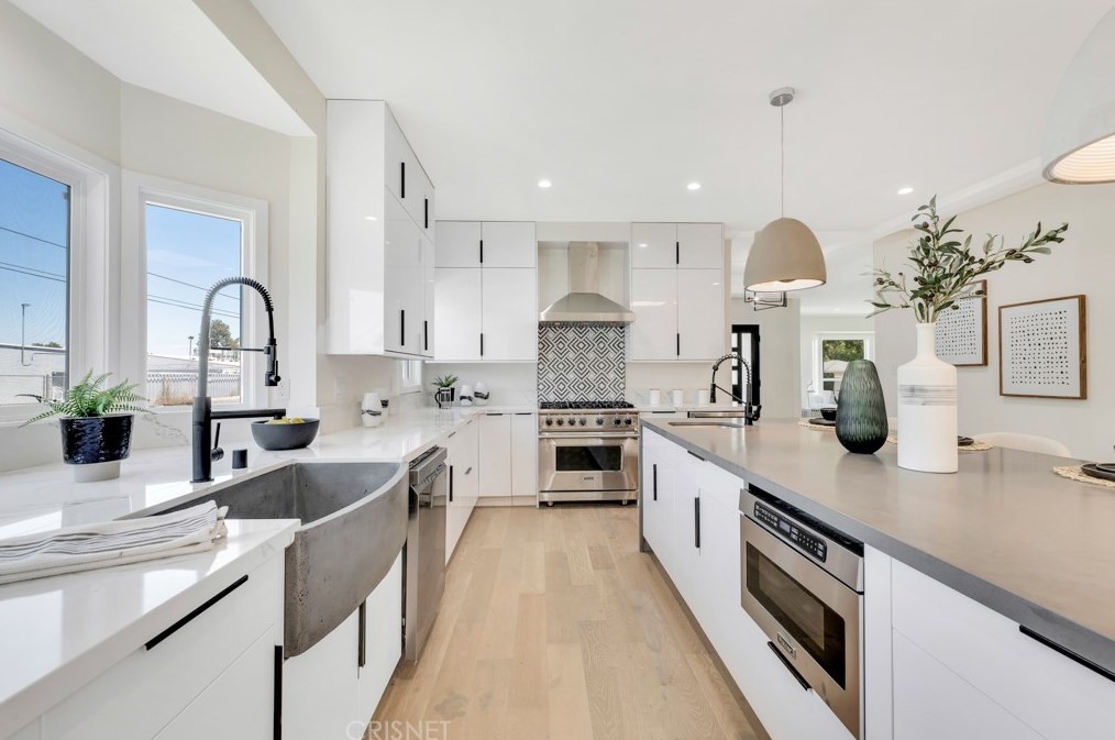 7901 Glider Ave, Los Angeles CA  90045-3049 exterior
