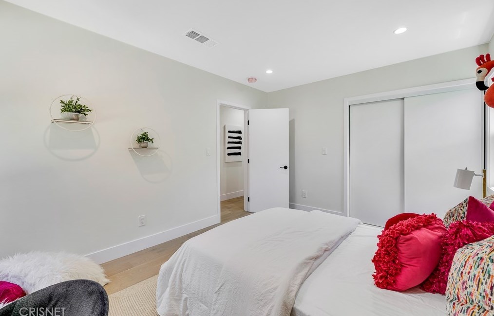 7901 Glider Ave, Los Angeles CA  90045-3049 exterior