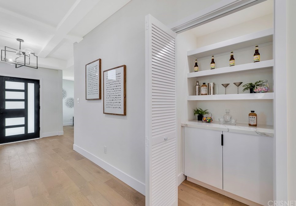 7901 Glider Ave, Los Angeles CA  90045-3049 exterior