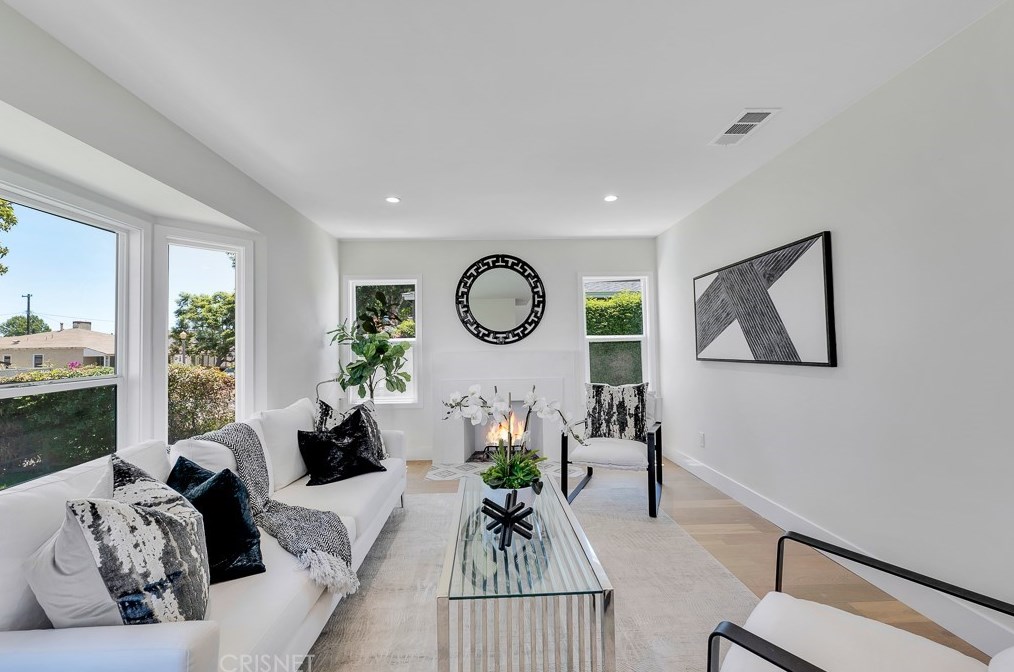 7901 Glider Ave, Los Angeles CA  90045-3049 exterior
